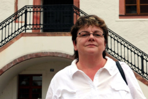 Kerstin Köditz (Die Linke, MdL) 2019 vor dem Rathaus Grimma.