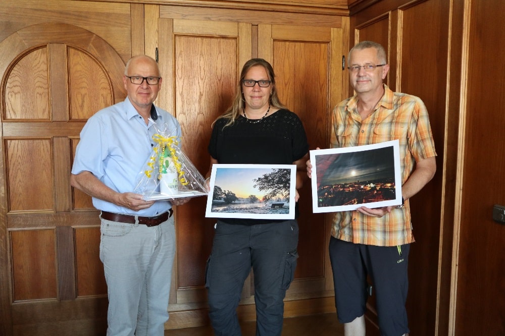 Oberbürgermeister Ralf Scheler (l.) übergibt Cathleen Gödecke und Uwe Eitner ein Lieblingsstadt-Paket. Foto: Stadtverwaltung Eilenburg