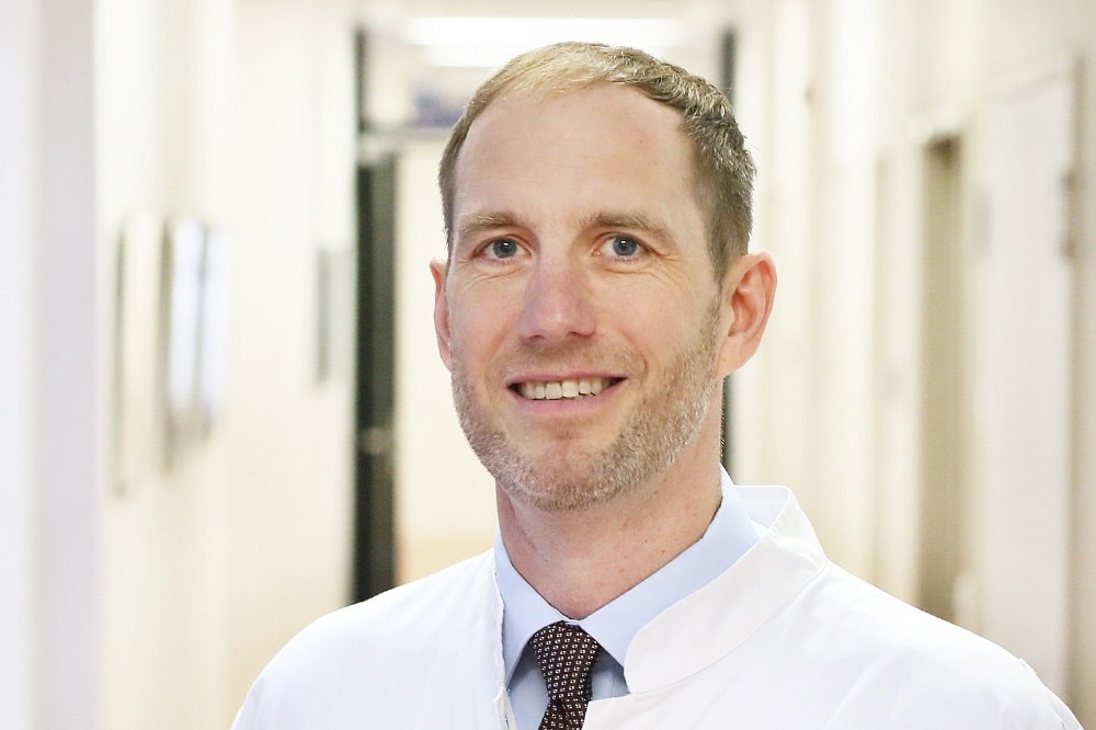 MKG-Klinikdirektor Prof. Dr. Dr. Bernd Lethaus bittet am 26. August zum „1. Bayerischen Bahnhofstalk“. Foto: Ines Christ / UKL