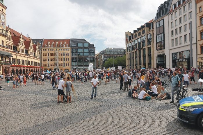Nach Lesart der Querdenker könnten das auch 10.000 Demoteilnehmer am 22. August 2020 in Leipzig sein. Foto: Michael Freitag