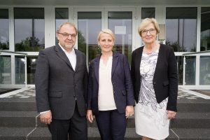 Neuer und alter Vorstand: Nelly Keding (Mitte), Rolf Pflüger und Dr. Kristina Fleischer (rechts). © W&R IMMOCOM / Tom Dachs