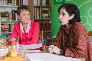 Kompetente Referentinnen und Referenten geben in den Pflegekursen der Volkssolidarität pflegenden Angehörigen wertvolle Hinweise für den Pflegealltag. Foto: Katja Demuth