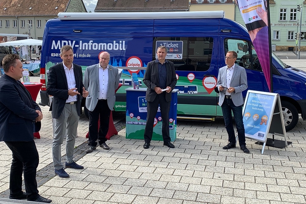 Präsentation des neuen Stadtverkehrs am Mittwoch (26.08.20) auf dem Schkeuditzer Markt - von links nach rechts: Rayk Bergner (OBM Schkeuditz), Kai Emanuel (Landrat Nordsachsen), Philippe Bauer (Arbeitsdirektor DHL), Holger Klemens (Geschäftsführer OVH), Steffen Lehmann (Geschäftsführer MDV). Foto: LRA/Seidler