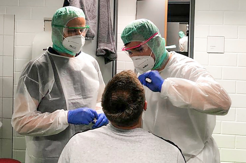 Rückraumspieler Luca Witzke beim Corona-Test, durchgeführt von Mannschaftsarzt Prof. Dr. Pierre Hepp und Physiotherapeut Leon Bretschneider. Foto: SC DHfK