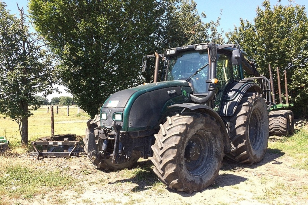 Ein stehender Trecker auf einer Wiese