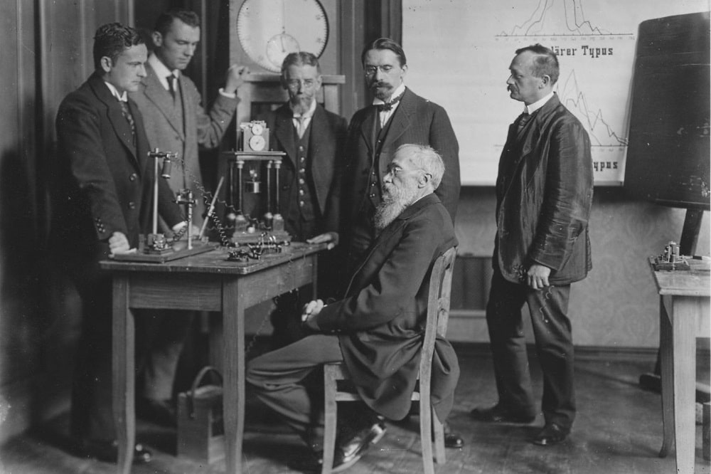 Wundt im Labor im Kreise seiner Assistenten und Institutsgehilfen. Foto: Institut für Psychologie der Universität Leipzig