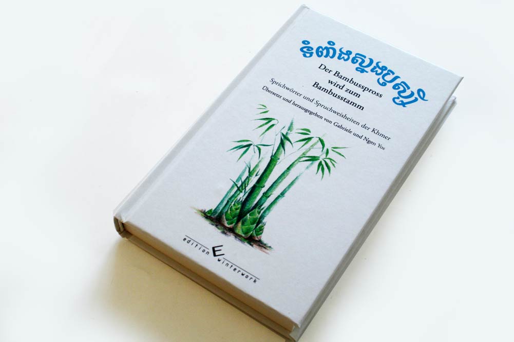 Gabriele und Ngen Yos: Der Bambusspross wird zum Bambusstamm. Foto: Ralf Julke