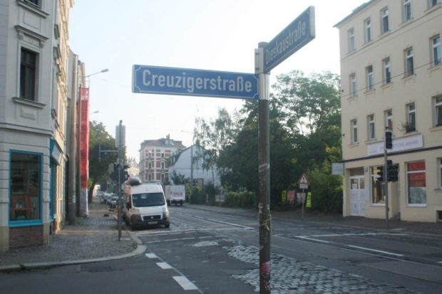 Die neue Ampel an der Creuzigerstraße. Foto: Ralf Julke