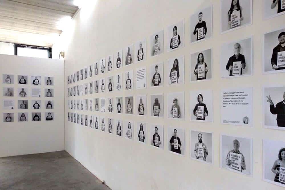 Blick in die Ausstellung "We Are Millions #Free Julian Assange". Foto: Courage Foundation