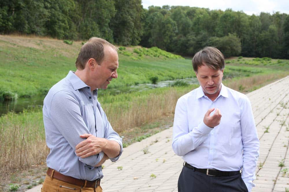 Wolfram Günther und Rüdiger Dittmar im Gespräch direkt am Nahleauslasswerk. Foto: L-IZ