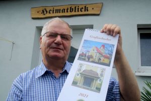 Werner Franke mit dem neuen Großzschocher-Kalender. Foto: Ralf Julke