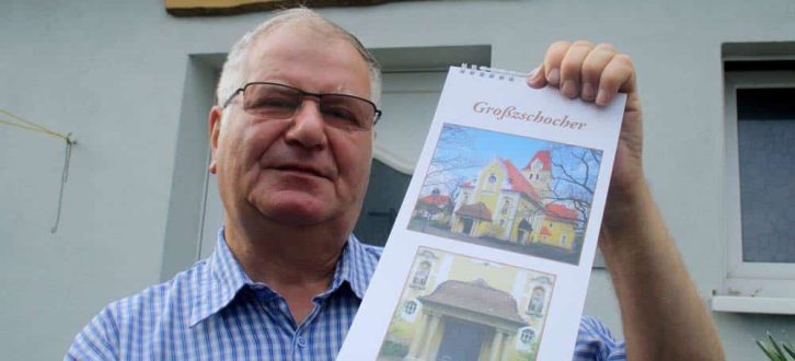 Werner Franke mit dem neuen Großzschocher-Kalender. Foto: Ralf Julke