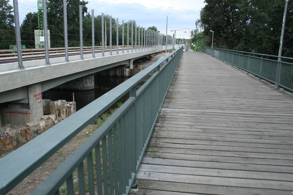 Die Heuwegbrücke über die Weiße Elster. Foto: Ralf Julke