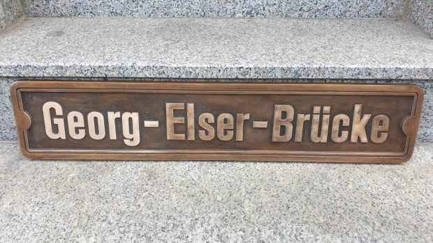 Namenstafel für die Georg-Elser-Brücke. Foto: Erich-Zeigner-Haus e.V.