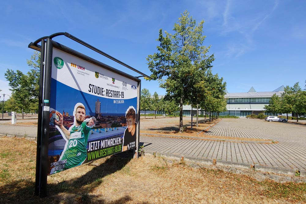 Hinweistafel auf das Experiment am 22. August. Foto: Universitätsmedizin Halle (Saale)