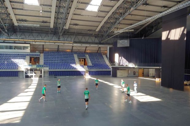 Techniktest mit DHfK-Handballern und Dr. Stefan Moritz. Foto: Universitätsmedizin Halle (Saale)