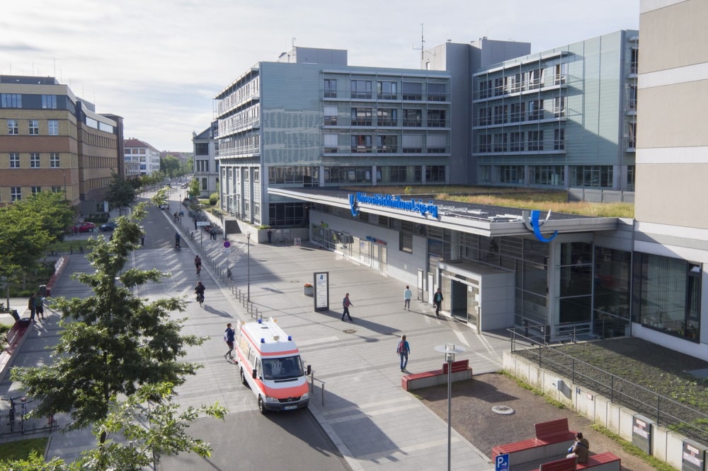 Wegen Corona-Einschränkungen wird die bekannte UKL-Vortragsreihe „Medizin für Jedermann“ nun als Live-Übertragung im Internet fortgesetzt. Am Mittwoch, 19. August, geht es um das Thema „Sport bis ins hohe Alter – geht, geht nicht?“ mit Dr. Jan Theopold. Foto: Stefan Straube/UKL