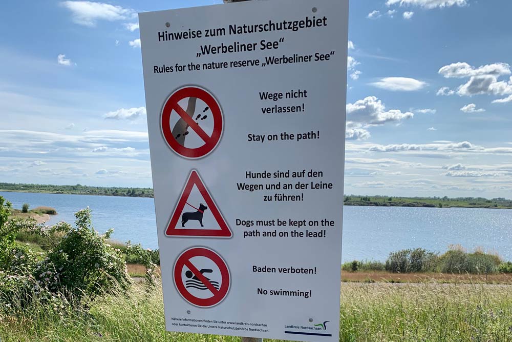 Hinweistafel mit Piktogrammen am Werbeliner See. Foto: Landratsamt Nordsachsen / Thomas Seidler