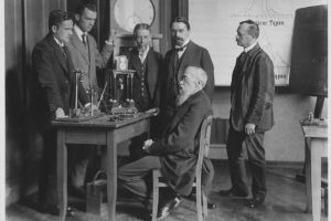 Wilhelm Wundt im Labor im Kreise seiner Assistenten und Institutsgehilfen. Foto: Institut für Psychologie der Universität Leipzig
