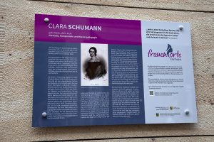 Die Gedenktafel für Clara Schumann des Projekts „frauenorte sachsen“ am Salles de Pologne in der Hainstraße 18. Foto: LF Gruppe