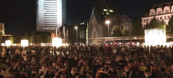 Am 9. September 2020 gegen 21 Uhr auf dem Augustusplatz: Deutlich mehr als die anfangs 1.000 Teilnehmer/-innen fordern die umgehend Aufnahme von Flüchtlingen aus Moria. Foto: L-IZ.de