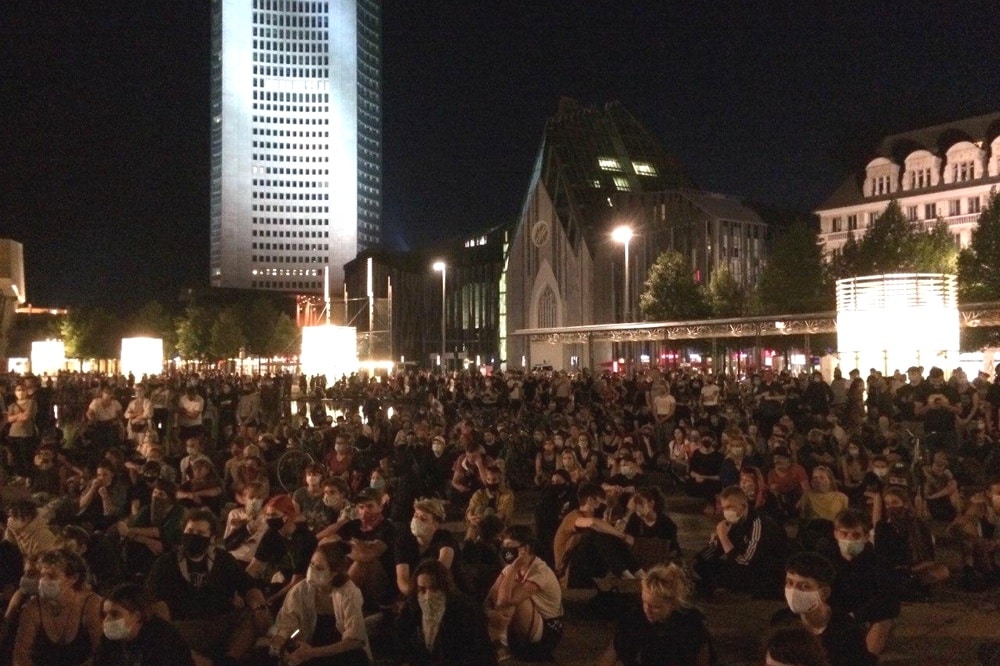 Am 9. September 2020 gegen 21 Uhr auf dem Augustusplatz: Deutlich mehr als die anfangs 1.000 Teilnehmer/-innen fordern die umgehend Aufnahme von Flüchtlingen aus Moria. Foto: L-IZ.de