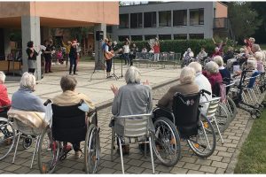 Bürgersingen im Garten des Altenpflegeheims Emmaus in Sellerhausen. Quelle: Stiftung Bürger für Leipzig