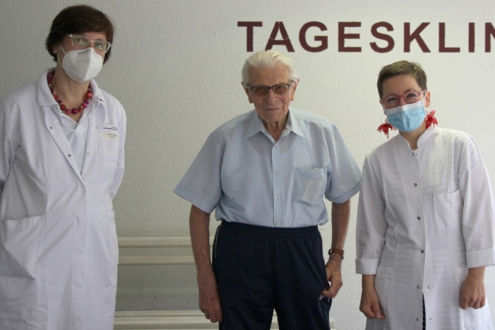 Der Hundertjährige Werner Kruse (Mitte) gratuliert Oberärztin K. Bethke (links) und Chefärztin Dr. C. Schinköthe zum 10-jährigen Bestehen des Tagesklinik in Grünau. © Klinikum St. Georg, Björn Hänsel