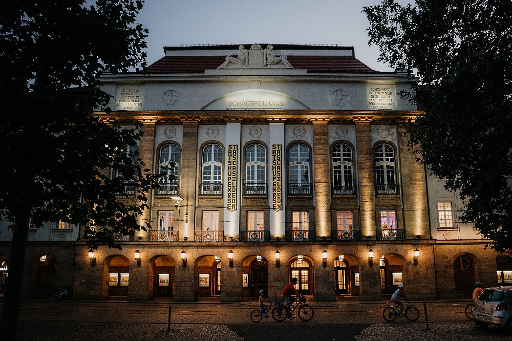 Blick von außen auf das Schauspielhaus in Dresden am Abend. Foto: Sebastian Weingart (DML-BY)