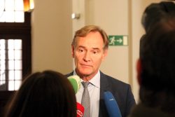 Burkhard Jung war auch nach der PK noch von Medien umringt und betonte die Bemühungen der Stadt um Dialog (siehe Video). Foto: L-IZ.de