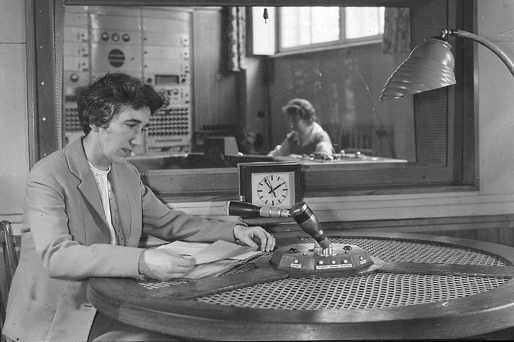 Dr. Ursula Köhler (1921-1995), Psychologin an der Technischen Universität Dresden, beim Einsprechen von Vortrag T109 im Studio des Hygienemuseums („Die Bedeutung des Spiels für die gesunde Entwicklung des Säuglings und Kleinkindes“), ca. 1961; Foto: Deutsches Hygiene-Museum Dresden