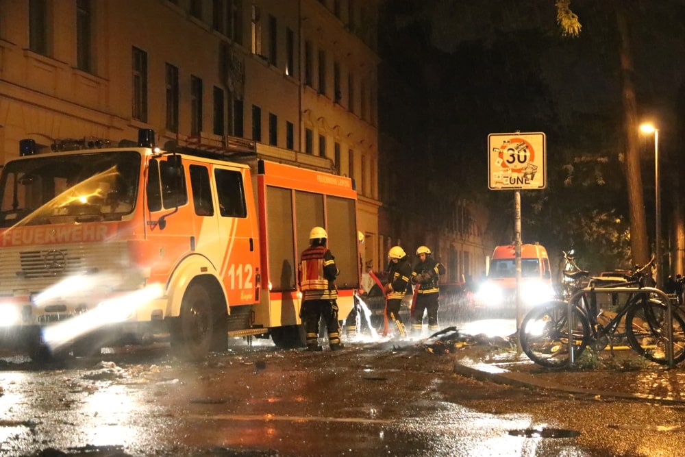 Immer wieder brennen in Leipzig Fahrzeuge - und die Feuerwehr kann oft nur noch das Schlimmste verhindern (Symbolbild). Foto: LZ