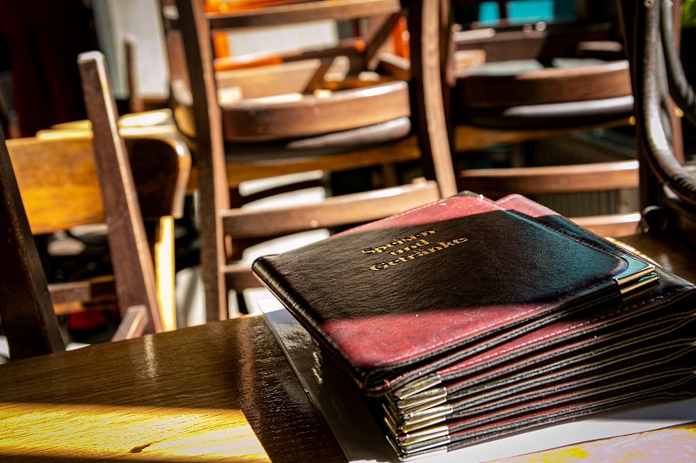 Flaute in der Gaststätte: Corona hat zu einem Einbruch in der Beherbergungs- und Gastrobranche geführt. Unternehmen sollten die Kurzarbeit jetzt nutzen, um ihre Beschäftigten weiterzubilden, so die Gewerkschaft NGG. Foto: NGG