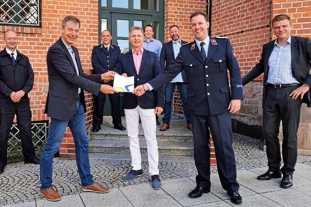 Nordsachsens Landrat Kai Emanuel (Foto, l.) übergibt den Zuwendungsbescheid für das neue Benndorfer Löschfahrzeug an den Ortswehrleiter Jens Robitzsch (r.) und Bürgermeister Thorsten Schöne (M.). Foto: Nadine Fuchs