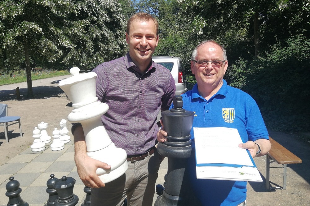 Landtagsabgeordneter Holger Mann (li.) mit 1. Vereinsvorstand Uwe Attig (re.) nach der Übergabe des Fördermittelbescheids des Freistaats Sachsen am 28. Juni 2019 in Leipzig. Bildrechte: Bürgerbüro Holger Mann.