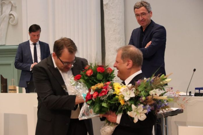 Sören Pellmann (Linke) gratuliert Thomas Fabian (SPD) zur erneuten Wahl. Foto: L-IZ.de