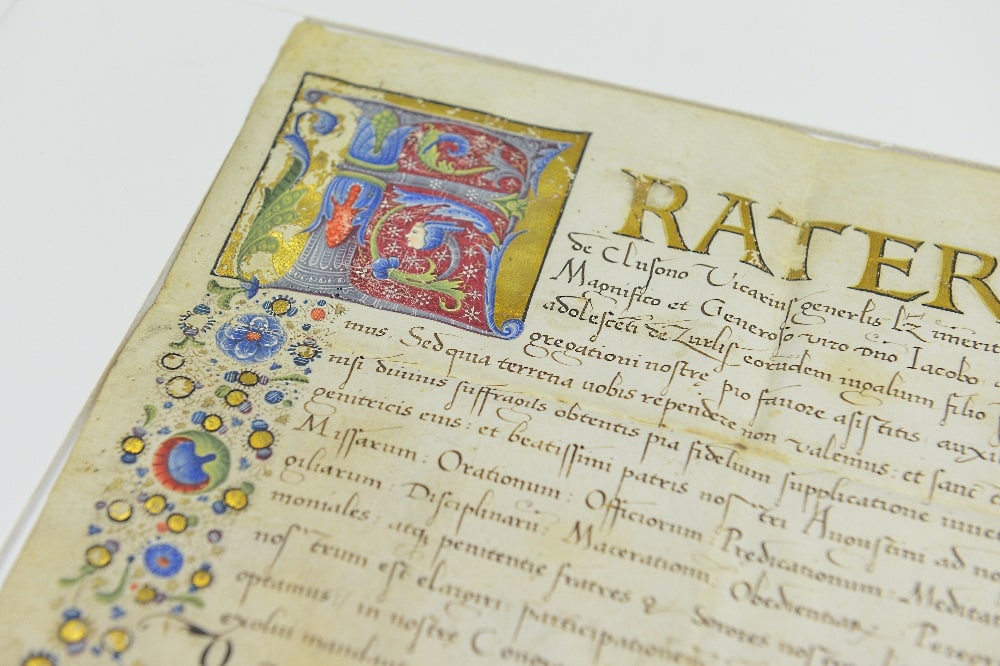 Illuminierte Urkunde aus der Sammlung Morbio: Die aufwendigen Verzierungen sind auch für Kunsthistoriker interessant. Foto: Uni Halle / Markus Scholz