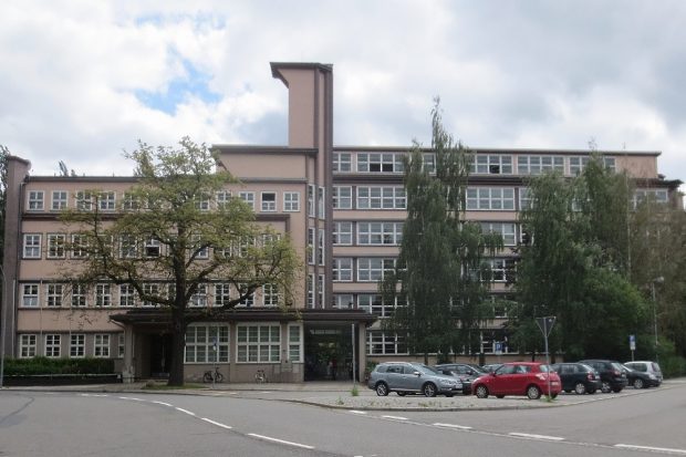 In diesem Gebäude sitzt die sächsische Landesdirektion in Chemnitz. Foto: dwt, Wikimedia
