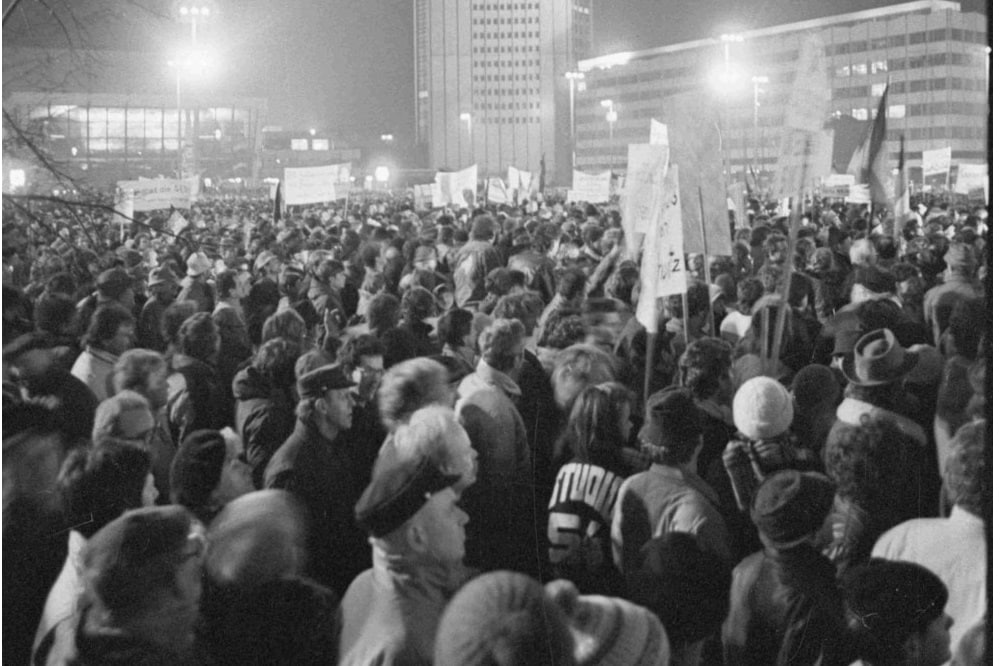 Friedliche Revolution: Montagsdemonstration auf dem Augustusplatz. Foto: Armin Kühne / Universitätsarchiv Leipzig