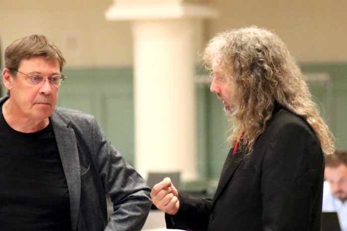 Nach der Entscheidung die Arndtstraße vorerst Arndtstraße sein zu lassen - Bert Sander (Grüne) mit Thomas Kumbernuß (Die PARTEI) im Gespräch. Foto: L-IZ.de
