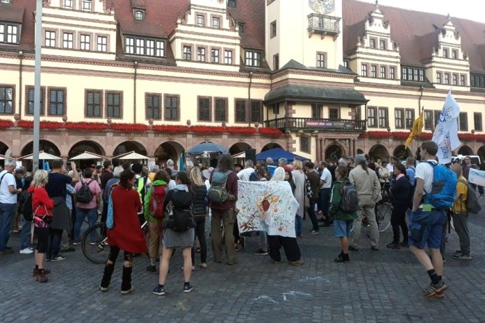 Letzte Rudelbildung auf dem Markt: Nils hat noch was zu erzählen. Foto: L-IZ.de