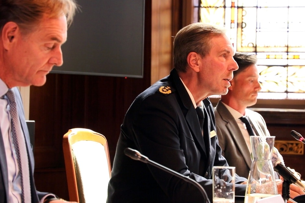 Leipzigs Polizeipräsident Torsten Schultze ist mittlerweile schwer unter Druck. Hier mit OB Burkhard Jung (l.) und Heiko Rosenthal (r.) in einer PK am 8. September 2020. Foto: L-IZ.de