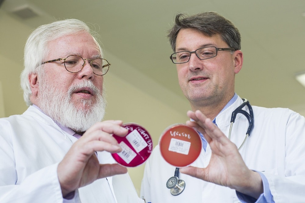 Das Miteinander von Mikrobiologen und Klinikern war ihm stets wichtig: Prof. Rodloff (li.) mit seinem Kollegen Prof. Christoph Lübbert, Leiter des Bereichs Infektiologie am UKL. Foto: Stefan Straube / UKL