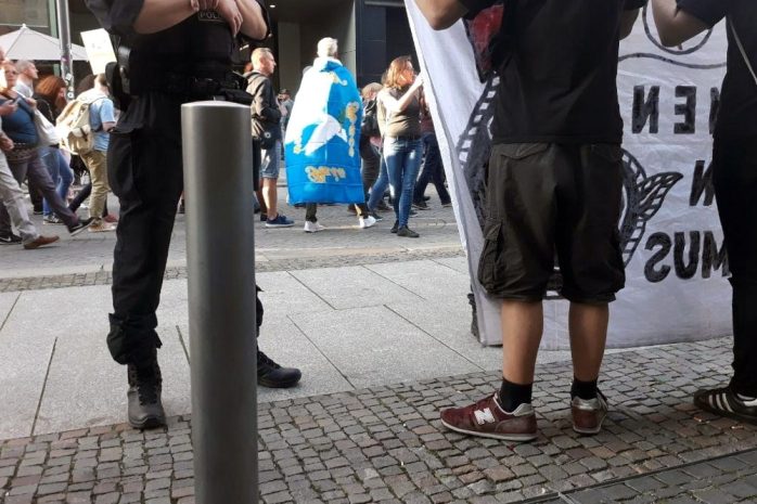 Protest am Wegesrand unter Polizeibeobachtung. Foto: L-IZ.de