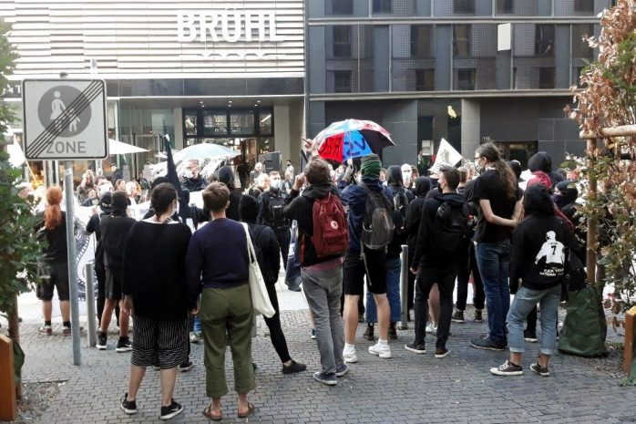 Gegenprotest von rund 20 Menschen am Brühl. Foto: L-IZ.de