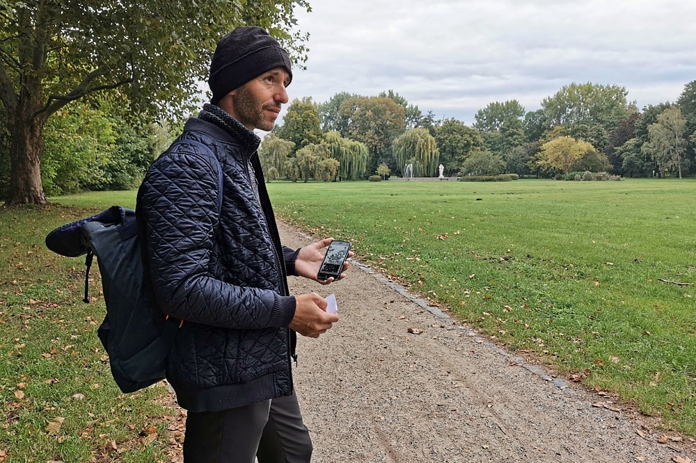 Rasenkünstler Ralf Witthaus bei der Vorbesichtigung im Delitzscher Stadtpark. Foto: Nadine Fuchs