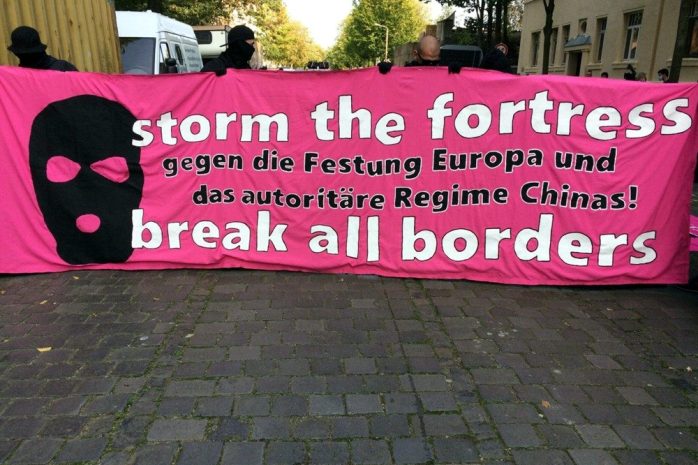 Storm the Fortress - das Motto der heutigen Demo. Foto: L-IZ.de
