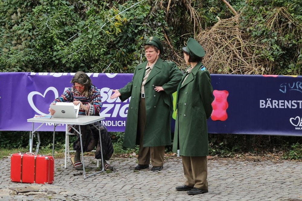 Straßentheater vom 3nsemble 23. Fockebergmarkt 2020. Foto: die naTo