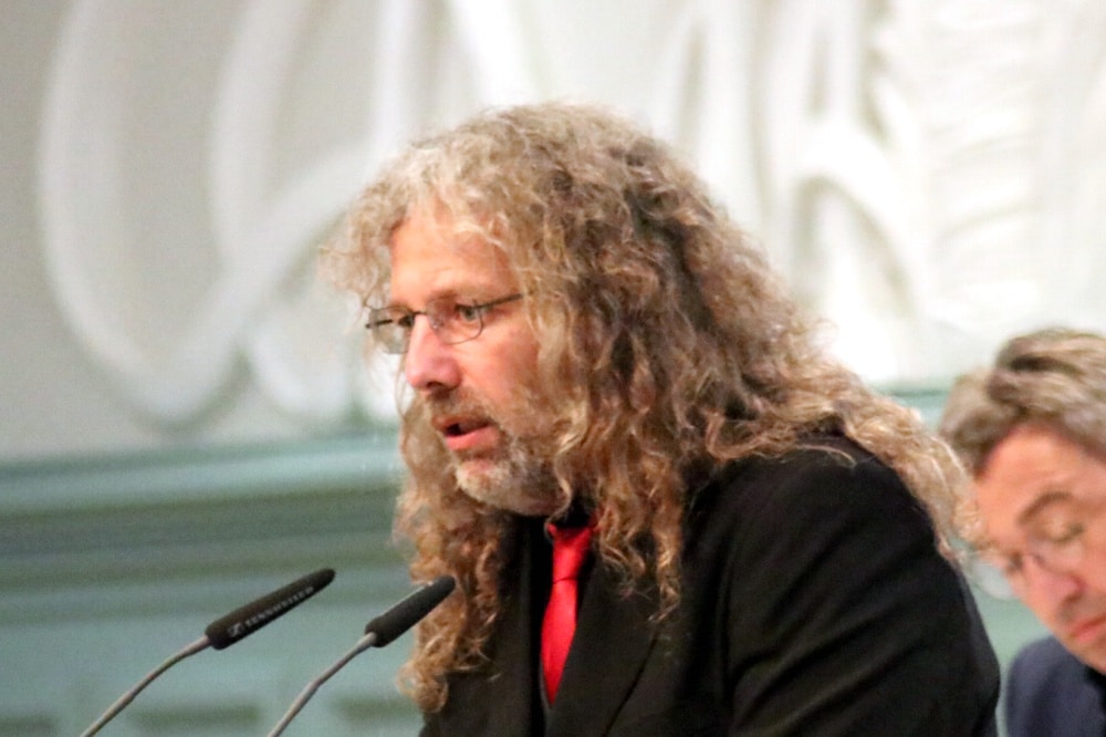Thomas Kuno Kumbernuß (Die PARTEI) hatte vor Monaten den erfolgreichen Vorschlag zur Umbenennung der Arndtstraße in Hanna-Arendt-Straße eingebracht. Foto: L-IZ.de
