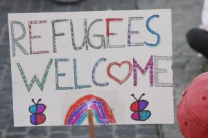 Schild mit Refugees welcome – Aufschrift.